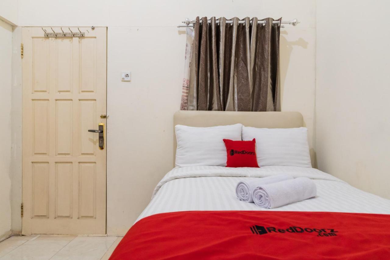 فندق Reddoorz Syariah Near Pasar Aur Kuning بوغيتّينغي المظهر الخارجي الصورة